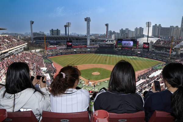 ▲KT가 K intelligence 출시를 기념해 22일 2025 KBO리그 정규시즌 개막전이 개최된 수원 KT위즈파크 AI 스타디움에서 다채로운 AI 기술을 선보이고 있다.