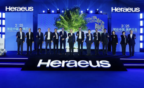 헤라우스 선양 공장 가동식 참석자들이 기념사진을 찍고 있다. /사진=헤라우스