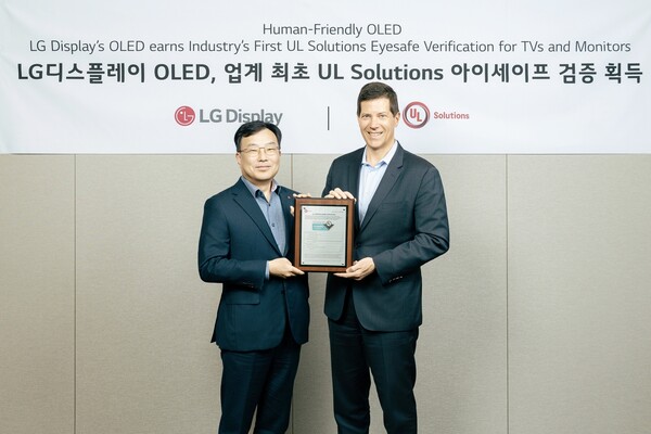 ▲(사진 좌측)윤수영 LG디스플레이 최고기술책임자(CTO)와 토드 데니슨UL 솔루션즈 글로벌 총괄 수석 부사장(Todd Denison, Senior vice president of Global Regions)이 '아이세이프3.0 검증' 획득 기념촬영을 하고 있다.