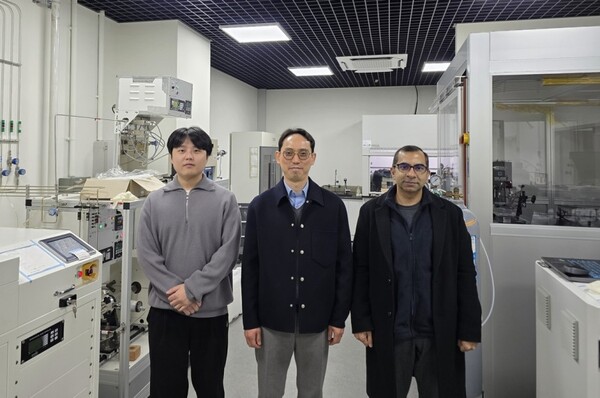 아주대 첨단신소재공학과 연구팀의 이상민 학생, 서형탁 교수, 쿠마 모히트 교수(왼쪽부터). /사진=아주대