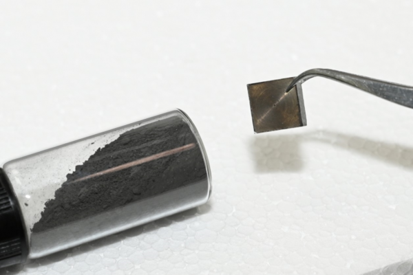 재료연 연구팀이 개발한 Mn-Bi 분말(왼쪽)과 Mn-Bi 기반의 비희토류 영구자석. /사진=재료연