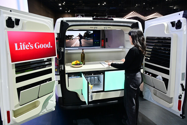 ▲LG전자가 3일 '서울모빌리티쇼'에서 기아와 손잡고 모빌리티 공간 솔루션의 새 패러다임을 제시한다. '슈필라움 글로우캐빈'은 LG전자의 냉장고∙와인셀러∙광파오븐 등 가전과 AI 허브 'LG 씽큐 온'을 탑재해 캠핑∙피크닉을 즐기는 고객에게 안성맞춤이다.