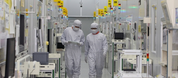 ▲DB하이텍 직원들이 생산라인을 점검하고 있다./DB하이텍