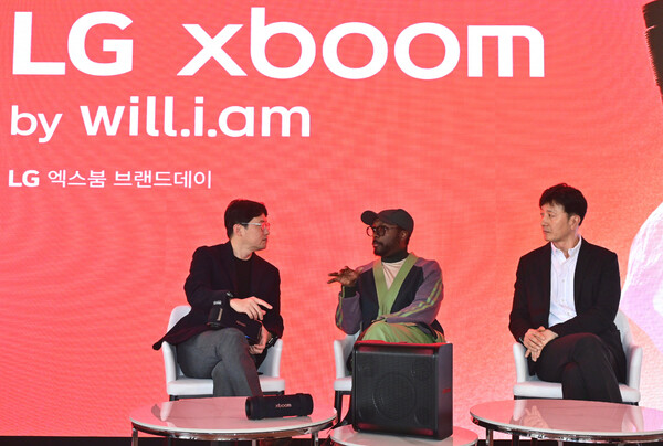 ▲사진은 7일 오후 서울 영등포구 그라운드220에서 열린 LG 엑스붐 브랜드 데이에서 LG전자 MS사업본부 오디오사업담당 이정석 전무(왼쪽)와 윌아이엠(가운데), LG전자 한국영업본부 MS마케팅담당 오승진 상무(오른쪽)가 대담을 나누고 있는 모습.