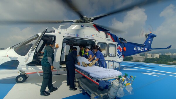 ▲LG전자가 아주대학교병원과 응급의료지원 업무협약을 체결하고 국내 전 사업장에서 중증 응급환자가 발생하면 닥터 헬기로 빠르게 이송할 수 있는 체계를 만들었다. 사진은 아주대학교병원의 닥터 헬기 모습.