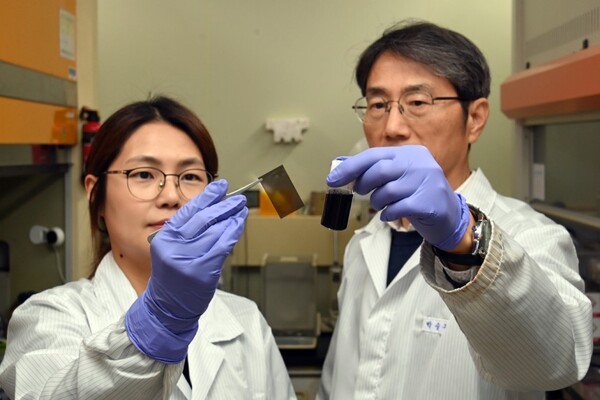 광경화 투명필름 개발한 ETRI 연구팀./사진=ETRI