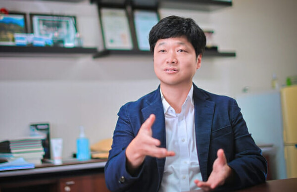 광 뉴로모픽 소자를 개발한 강성준 경희대 교수.