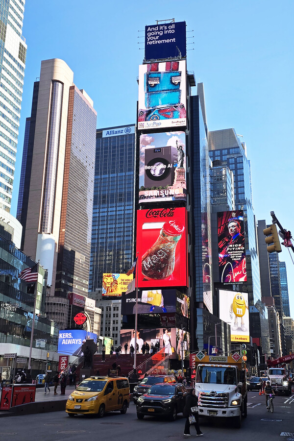 ▲삼성전자가 미국 뉴욕 타임스 스퀘어에서 진행하는 '비스포크 AI' 옥외광고 모습.