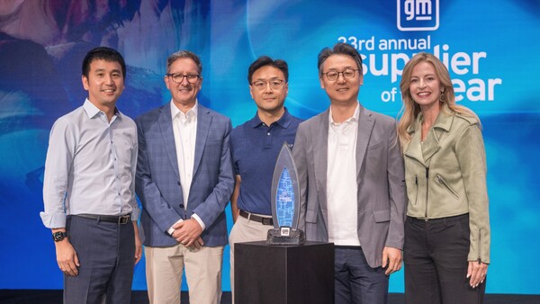 ▲LG전자가 글로벌 자동차 제조사 GM의 '올해의 공급사'로 선정됐다. 사진은 미국 애리조나주(州)에서 열린 '제33회 올해의 공급사 시상식'에서 LG전자 VS사업본부장 은석현 부사장(왼쪽에서 네번째)과 VS북미법인장 오해진 상무(왼쪽에서 세 번째) 등이 GM의 크리스틴 토스 전장부품·소프트웨어·커넥티비티 구매 총괄(왼쪽에서 다섯 번째)과 기념사진을 찍고 있는 모습.