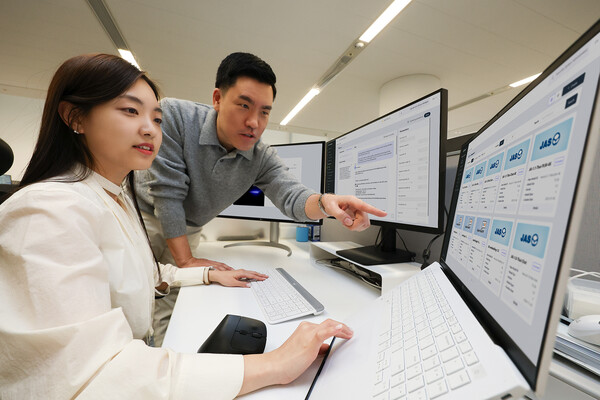 ▲KT 직원들이 태국어 LLM 플랫폼 구축 프로젝트에서 개발한 LLM 운영 관리 환경 'LLM 옵스'를 테스트하고 있다.