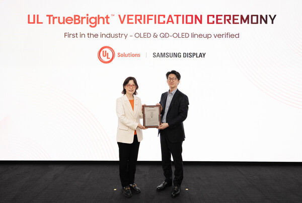 ▲22일 기흥 삼성디스플레이리서치에서 열린 '트루 브라이트(True Bright)' 검증 체결식에서 윤재남 중소형사업부 마케팅팀장(부사장,오른쪽)과 쉐리허 UL솔루션즈 CMIT 부사장이 기념 촬영을 하고 있다.