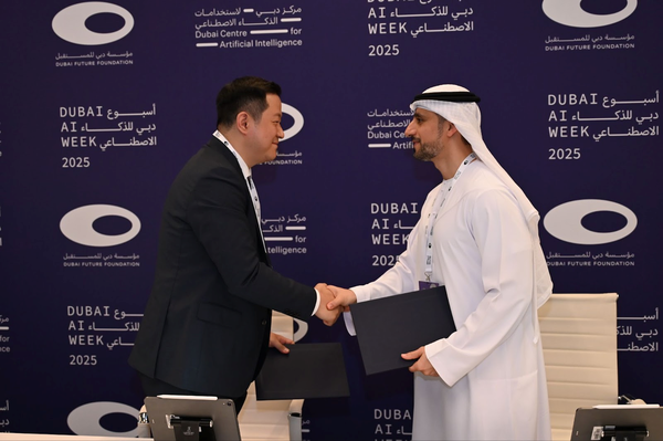 ▲주식회사 노타 채명수 대표(왼쪽)와 두바이 도로교통국(RTA) Mohammed Al Mudharreb CEO (오른쪽)가 AI Week 2025 행사에서 계약 체결식을 갖고 있다.