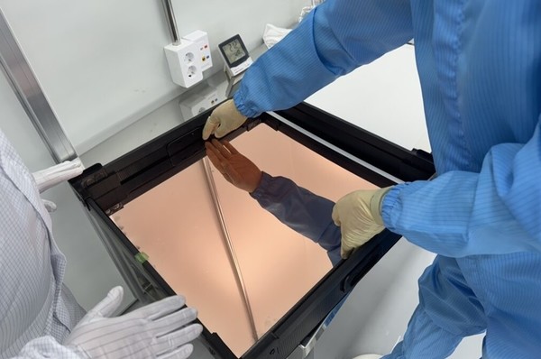 에프앤에스전자가 생산한 글래스 코어기판 반제품. /사진=에프앤에스전자