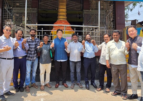 ▲지난 22일 인도 안드라프라데시(AP)주 비사카파트남에서 만난 LG화학 CSSO(최고지속가능전략책임자) 고윤주 전무(가운데)와 LG폴리머스 인근 마을 대표들.