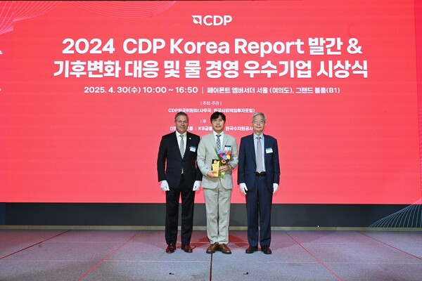 ▲사진 왼쪽부터 호세 오르도네즈 CDP 아시아태평양 총괄, 이홍렬 LG유플러스 ESG추진실장, 장지인 CDP 한국위원회 위원장.