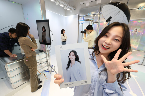 ▲고객들이 KT 홍대 애드샵 플러스에 ‘AI 체험존’에서 나만의 드림 프로필 사진을 촬영하는 모습.