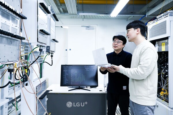 ▲사진은 LG유플러스 임직원이 클라우드랜 AI 네트워크 자동화 기술을 검증하는 모습.