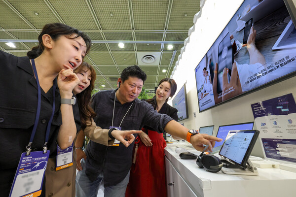 ▲월드IT쇼 2025에서 마이크로소프트 팀즈폰을 소개하는 모습.