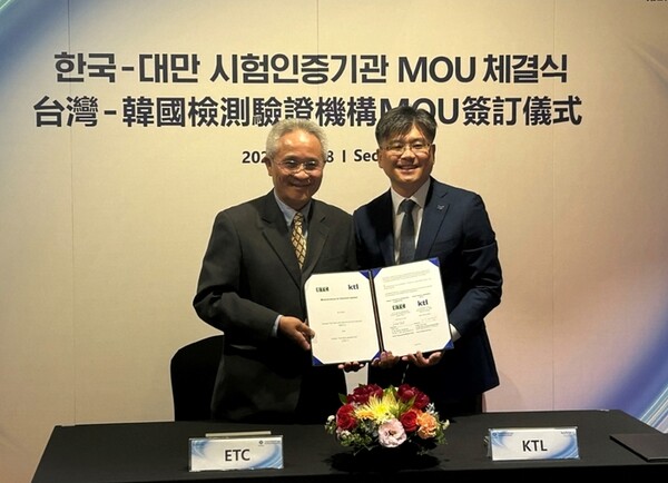 송태승 KTL 디지털산업본부장(오른쪽)과 폴 랴오 ETC 전자파시험1부장이 8일 서울 강남구 코엑스 아셈볼룸에서 업무협약을 체결했다.