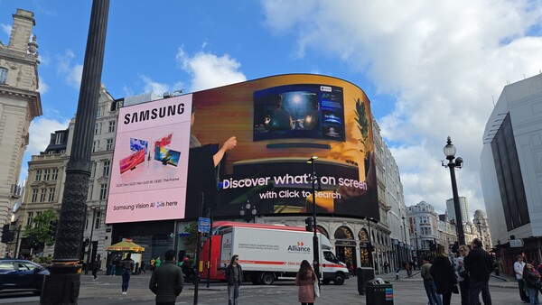 ▲삼성전자가 영국 런던 피카딜리 광장에서 진행하는 '삼성 비전 AI(Vision AI)' 옥외광고 모습.