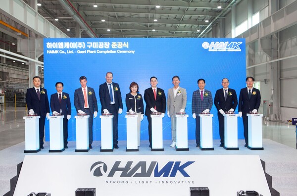 ▲15일 오후 구미 국가 산업단지에서 진행된 LS머트리얼즈 모빌리티용 알루미늄 부품 공장을 준공했다. 좌측 네 번 째부터 롭 반 길스 HAI CEO, 양금희 경상북도 경제부지사, 구본규 LS전선 대표이사, 김장호 구미시장 등 인사들이 준공식 기념 촬영을 하고 있다.