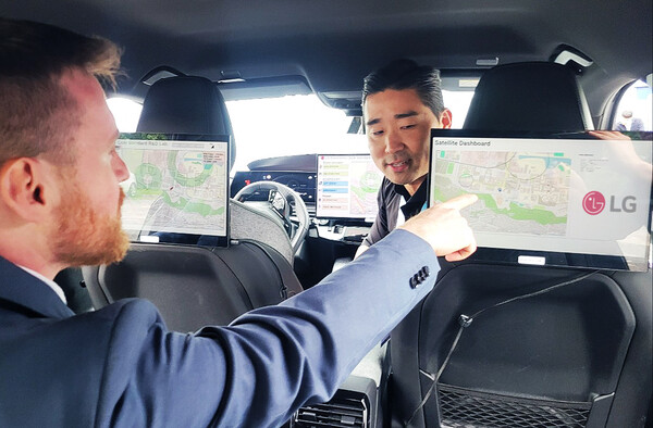 ▲15일(현지시간) 프랑스 파리 5GAA 총회에서 LG전자 관계자가 5GAA 총회 참석자에게 인공위성 기반의 차랑 내 차세대 음성통신 솔루션을 설명하고 있다. LG전자는 이날 파리 시내를 주행하며 네트워크 환경 전환에도 끊김 없는 음성통신 서비스를 최초로 시연했다.