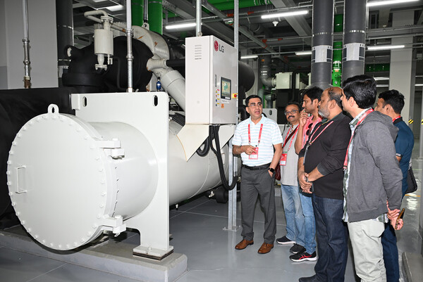 ▲LG전자가 19일 글로벌 냉난방공조(HVAC) 컨설턴트를 국내로 초청해 'LG HVAC 리더스 서밋 2025’를 개최했다. 컨설턴트들이 서울 마곡에 위치한 LG사이언스파크를 방문해 초대형 냉방기인 '칠러(Chiller)'를 살펴보고 있다.