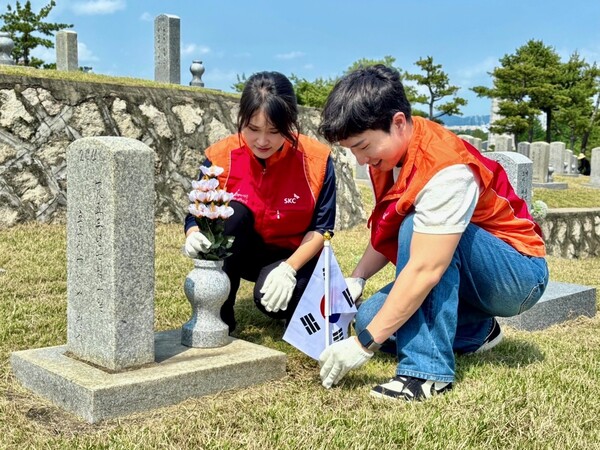 SKC와 ISC 구성원들이 서울 동작구 국립서울현충원에서 묘역 정화활동을 하고 있다.