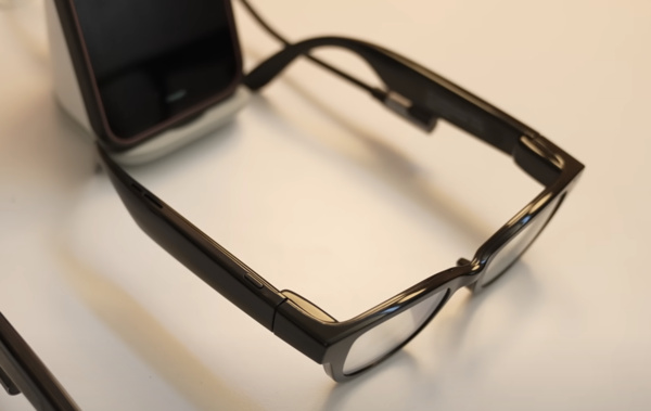 구글이 공개한 스마트 글래스.