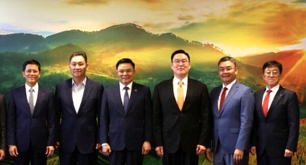 ▲21일 페트로베트남 본사에서 구본규 LS전선 대표(사진 왼쪽부터 네번째), 레 만 훙 회장 페트로베트남 회장(사진 왼쪽부터 세번째) 등 관계자들이 간담회 후 기념 촬영을 하고 있다.