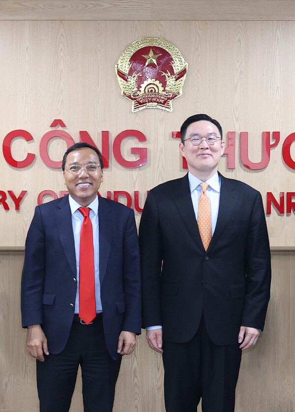 ▲22일 베트남 하노이 산업통상부에서 열린 간담회에서 구본규 LS전선 대표(우측)와 응우옌 호앙 롱 산업자원통상부 차관이 기념 촬영을 하고 있다.