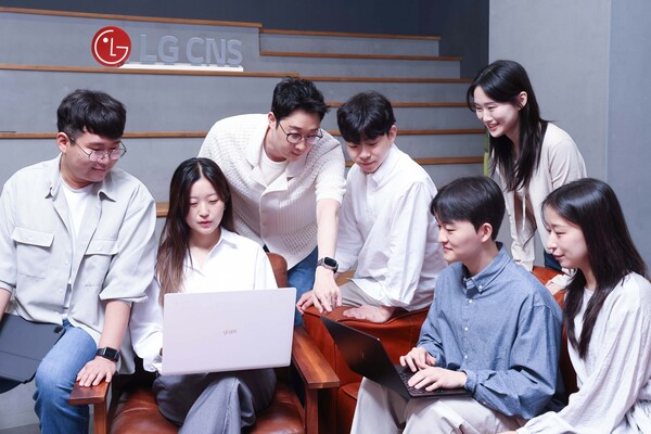 ▲LG CNS AI센터 전문가들이 아이디어를 공유하는 모습.