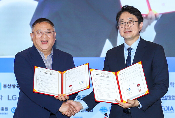 ▲LG전자가 26일 부산광역시 벡스코에서 서울대학교 블루카본사업단과 ‘블루카본 산업 활성화를 위한 기술 교류’ 업무 협약을 체결했다. 사진은 서울대학교 블루카본사업단 김종성 단장(왼쪽)과 LG전자 김영석 HS기능성소재사업실장(오른쪽)이 기념 사진을 촬영 중인 모습.