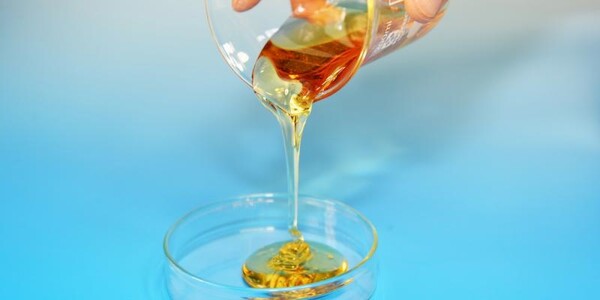 폴리이미드 바니시. PSPI는 빛에 반응하는 폴리이미드다.