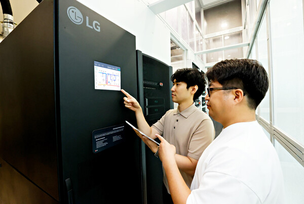 ▲LG유플러스 직원이 AI 데이터센터 액체 냉각 솔루션인 LG전자 CDU를 테스트하고 있다.