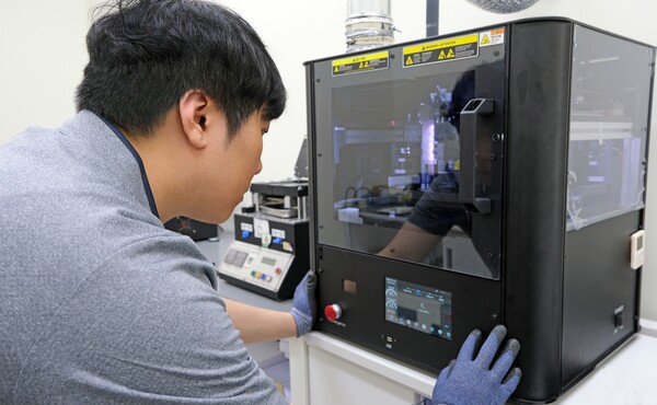 ▲삼성전자서비스 엔지니어가 전문 장비를 활용해 스마트폰 디스플레이 단품 수리를 하는 모습.