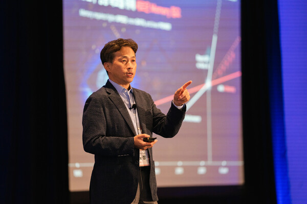 ▲'2024 SK 글로벌 포럼'에서 기조연설을 하고 있는 곽노정 대표이사 사장.