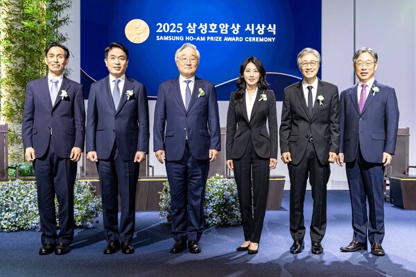 삼성호암상 수상자들이 5월 30일 서울신라호텔 다이너스티홀에서 열린 ‘2025 삼성호암상시상식’에서 기념 촬영을 하고 있다. 사진 왼쪽부터 과학상 물리·수학부문 신석우 UC버클리 교수, 과학상 화학·생명과학부문 정종경 서울대 교수, 공학상 김승우 KAIST 명예교수, 의학상 글로리아 최 MIT 교수, 예술상 구본창 사진작가, 사회봉사상 김동해 사단법인 비전케어 이사장.