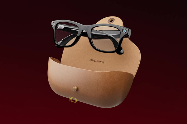 레이밴 메타의 충전 케이스. 글래스는 한번 충전에 최장 4시간을 쓸 수 있으며, 케이스에는 총 8번을 충전할 수 있는 전력을 충전할 수 있다.