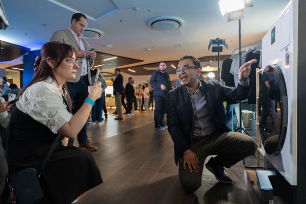 멕시코시티에서 진행된 삼성전자 '2025 중남미 테크세미나'에서 참석자들이 '비스포크 AI 가전' 신제품을 살펴보고 있다. 