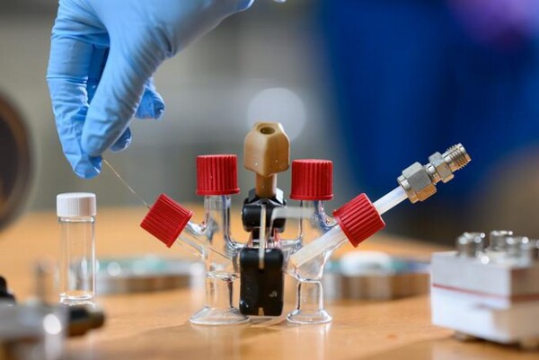 매사추세츠공대(MIT) 연구팀이 전기자동차에 사용되는 리튬이온 배터리보다 3배 이상 많은 전기에너지를 저장할 수 있는 연료전지를 개발했다. 연구팀이 연료전지를 실험실에서 연구하는 모습. /사진=그레첸 에르틀