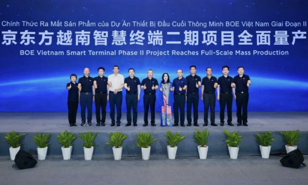 BOE의 베트남 모듈 2라인 양산 기념식에서 관계자들이 기념사진을 찍고 있다. /사진=BOE