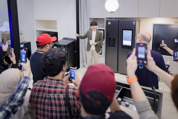 ▲태국 방콕에서 열린 동남아 테크 세미나에서 참석자들이 삼성전자 AI 홈에 대한 시연을 살펴보고 있다.