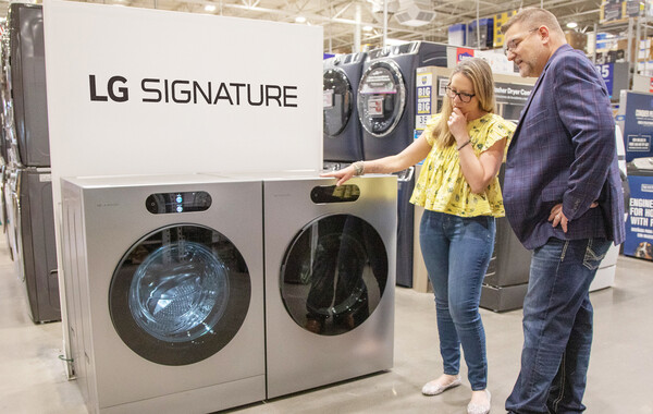 ▲미국 로우스 매장에 전시 중인 LG 시그니처 세탁기와 건조기.