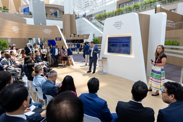 김녹원 딥엑스 대표가 세계경제포럼에서 발표하는 모습.