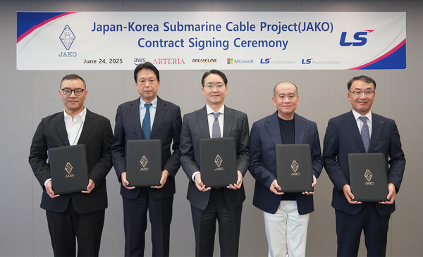▲24일 서울 용산구 LS용산타워에서 진행된 ‘JAKO(Japan–Korea) 프로젝트’ 서명식 사진. 좌측부터 이한욱 AWS APAC 백본 총괄, 다츠야 아베 아르테리아 네트웍스 대표, 한윤재 드림라인 대표, 스탠리 임 마이크로소프트 상무, 주완섭 LS전선 통신·산업솔루션사업본부장(전무)가 기념 촬영을 하고 있다.