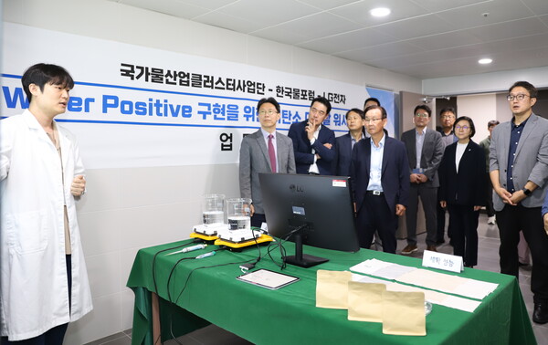 ▲LG전자는 26일 국가물산업클러스터사업단 및 한국물포럼과 ‘워터 포지티브(Water Positive) 구현을 위한 저탄소 미네랄 워시 시범사업 업무 협약(MOU)’을 체결했다. LG전자는 이번 MOU를 통해 세탁 세제 원료로 계면활성제를 대체할 수 있는 기능성 신소재인 유리 파우더 ‘미네랄 워시(Mineral Wash)’의 가능성을 확인한다. 사진은 미네랄 워시를 활용한 미네랄 세제의 세탁 성능을 시연하는 모습.