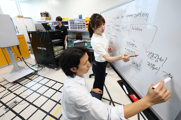 ▲KT-삼성리서치 공동 연구팀이 무선망 최적화 기술 개발을 논의하는 모습.