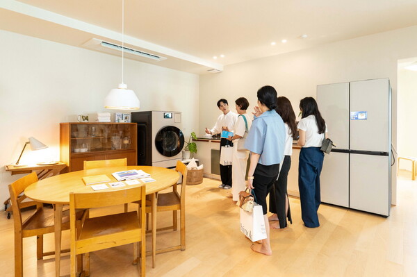 관람객이 부산 해운대구 달맞이길 복합문화공간 에케(ECKE)에서 진행된 라이프스타일 전시에서 삼성전자 2025년형 비스포크 AI 가전을 체험하고 있다.  