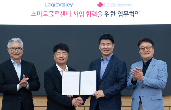 LG전자가 신성장 동력으로 육성 중인 '스마트팩토리 솔루션' 사업을 물류 분야로 확장하기 위해 국내 최대 복합물류기업 '로지스밸리'와 '스마트물류센터 사업 협력을 위한 업무협약'을 체결했다. 사진 왼쪽부터 김필립 로지스밸리 대표이사, 임영빈 로지스밸리 그룹 회장, 정대화 LG전자 생산기술원장(사장), 백기문 LG전자 ID사업부장(전무).
